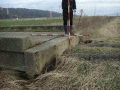 地盤沈下により通行できなくなった農道橋